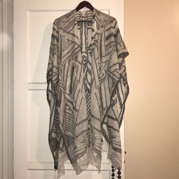 Light shoulder sitting sweater - Picture 2 of 6